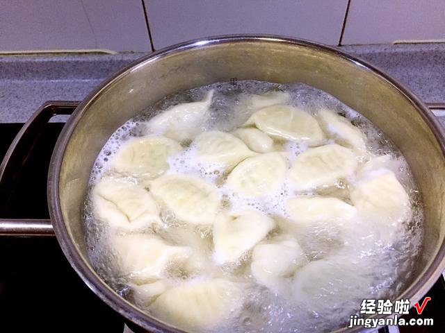 煮速冻水饺时，最忌水开下锅！牢记这3个小技巧，饺子劲道不破皮