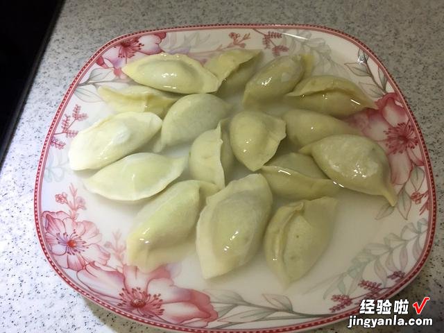 煮速冻水饺时，最忌水开下锅！牢记这3个小技巧，饺子劲道不破皮