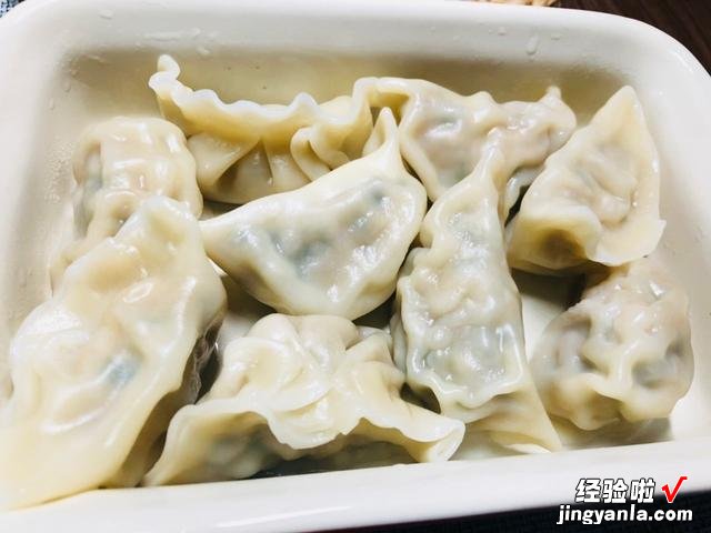 煮速冻水饺时，最忌水开下锅！牢记这3个小技巧，饺子劲道不破皮