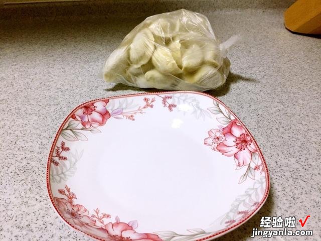 煮速冻水饺时，最忌水开下锅！牢记这3个小技巧，饺子劲道不破皮