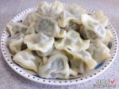 煮速冻水饺时，最忌水开下锅！牢记这3个小技巧，饺子劲道不破皮