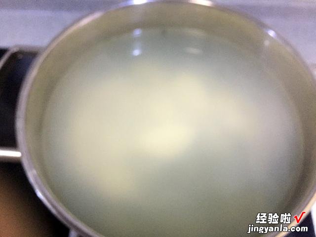 煮速冻水饺时，最忌水开下锅！牢记这3个小技巧，饺子劲道不破皮