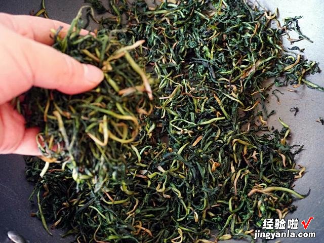 80岁老爷爷教我，把蒲公英炒干泡水喝，想不到这么厉害，建议收藏