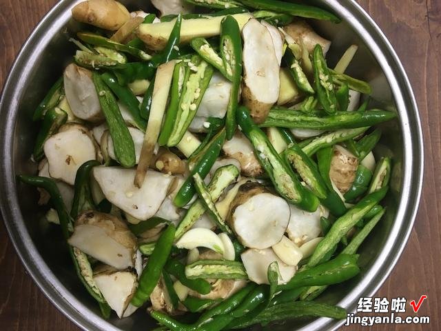 农村有一种野菜叫“鬼子姜”，腌起来真好吃，开胃下饭，微辣不甜