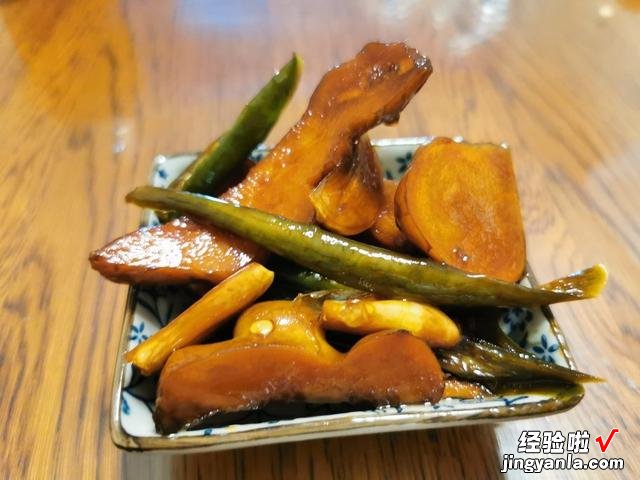 农村有一种野菜叫“鬼子姜”，腌起来真好吃，开胃下饭，微辣不甜