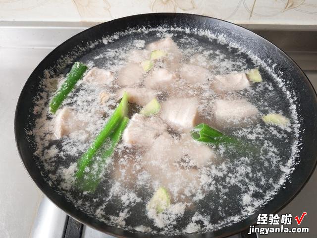 煮肉时的浮沫，到底是精华还是脏东西？很多人不懂，怪不得汤难喝