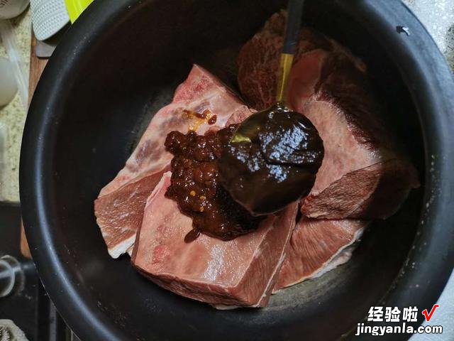 如何用电饭煲酱牛肉？教你详细配方比例，出锅软烂鲜香，一次成功