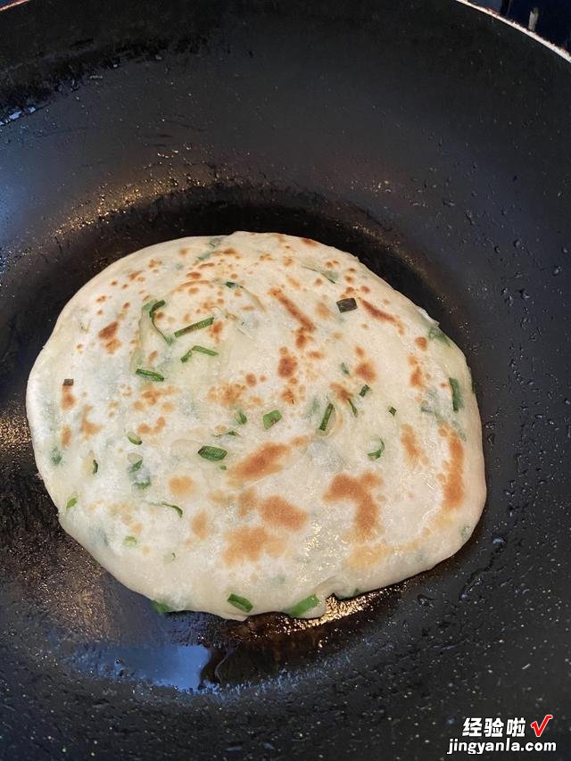 葱油饼怎么做才外酥里嫩？原来和面有技巧，做对了比手抓饼还好吃