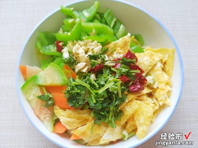 年夜饭必备的6道凉拌菜，脆爽解腻，营养又美味，上桌家人抢着吃