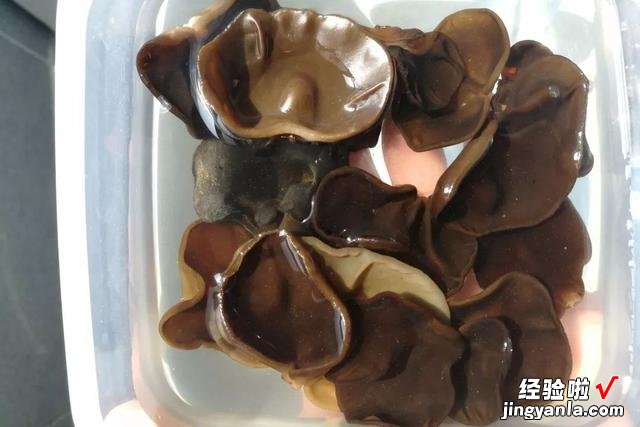 东北人不返乡过年,托人寄来5种年货,满满家乡味,馋得直流口水