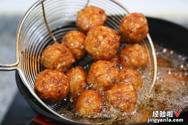 过年必备的3种炸丸子,地瓜、萝卜和猪肉,外酥里嫩,凉了也不硬
