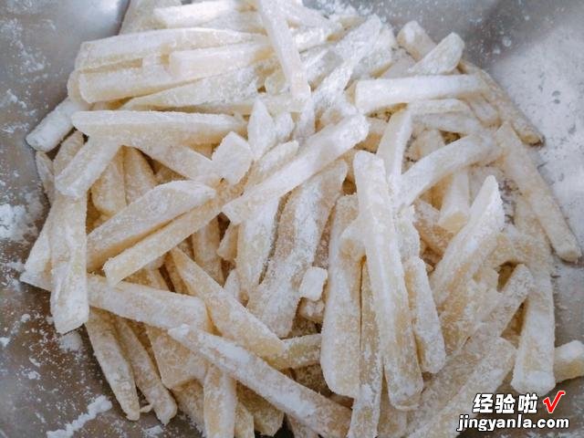 炸薯条的家常做法，1把淀粉3个土豆，酥脆可口，比德克士的好吃