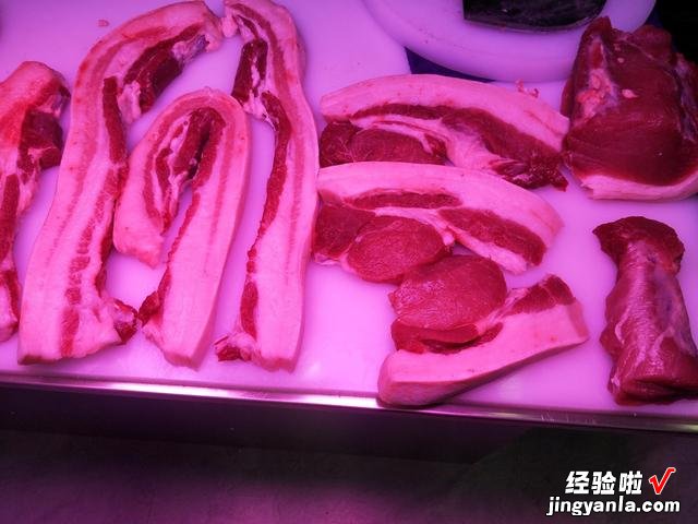 给猪肉加美颜的“生鲜灯”,变质肉立刻变新肉,到底坑了多少人?