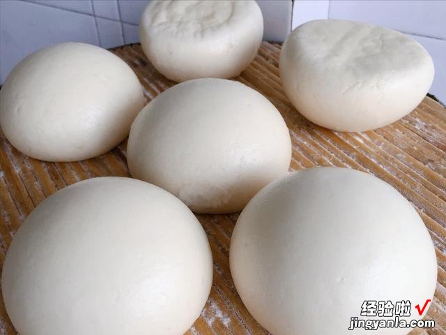 蒸馒头时为什么要放白糖?很多人不懂,怪不得发面慢,馒头又难吃