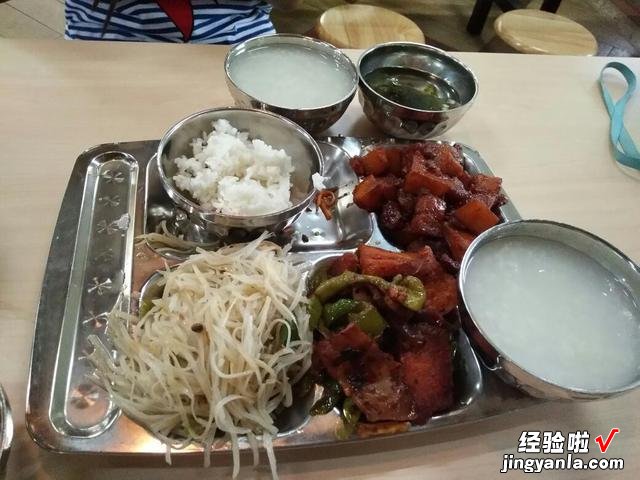 昆山电子厂的工作餐，才3块钱一份，米饭不限量，有肉有菜还有汤