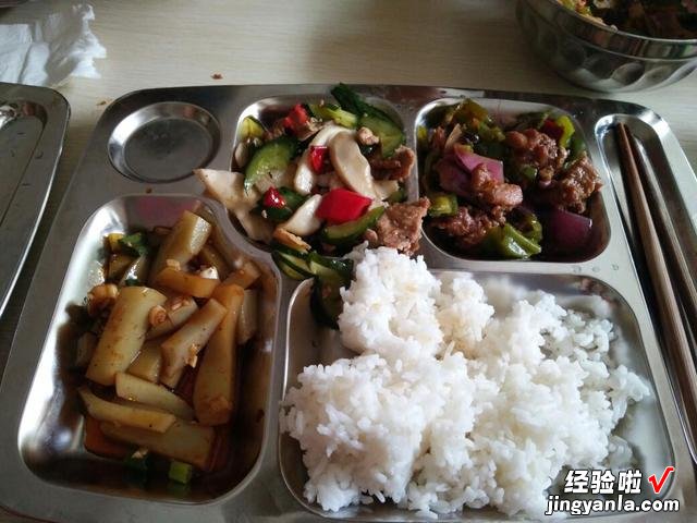 昆山电子厂的工作餐，才3块钱一份，米饭不限量，有肉有菜还有汤