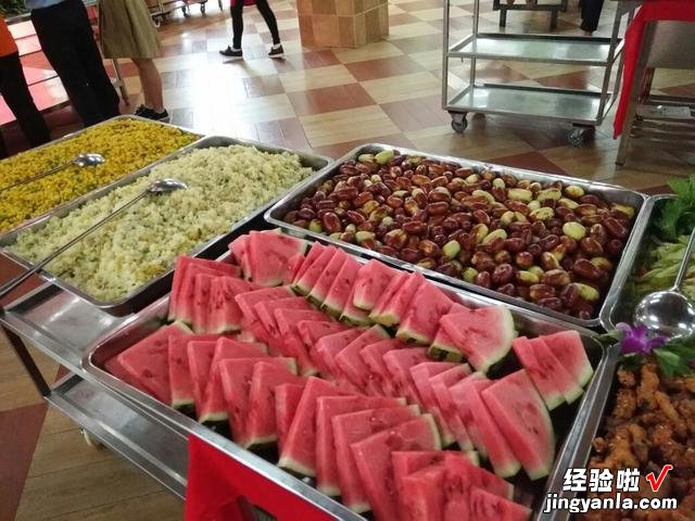昆山电子厂的工作餐，才3块钱一份，米饭不限量，有肉有菜还有汤