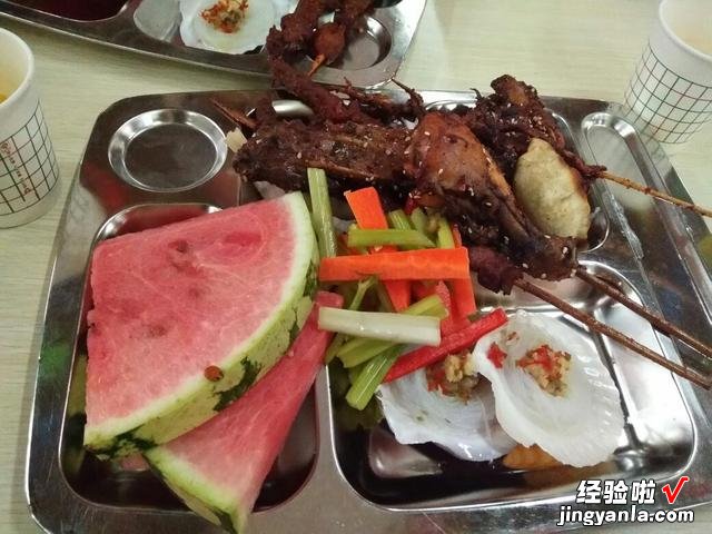 昆山电子厂的工作餐，才3块钱一份，米饭不限量，有肉有菜还有汤