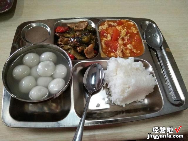 昆山电子厂的工作餐，才3块钱一份，米饭不限量，有肉有菜还有汤