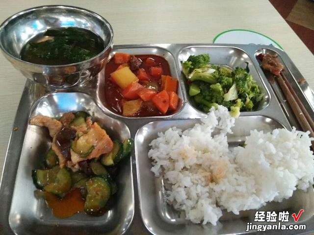昆山电子厂的工作餐，才3块钱一份，米饭不限量，有肉有菜还有汤