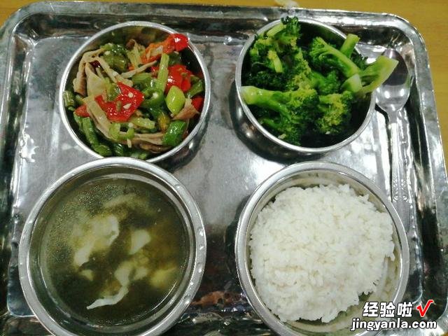 实拍电子厂的工作餐，米饭不限量，有肉有菜还有汤，才6块钱一份