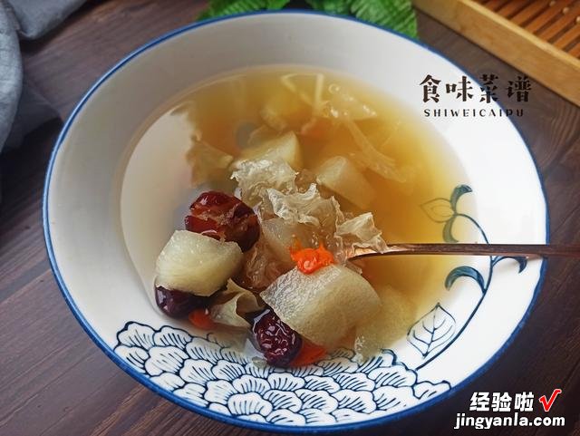 天冷了多煮银耳雪梨红枣羹,分给家人们喝,身子暖暖的,非常舒服