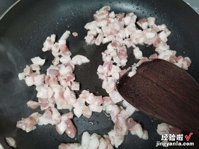 冬天我家常做这道面食，当成早餐正合适，暄软好吃，出锅香飘满屋