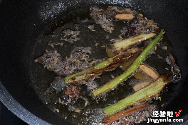 把10斤青辣椒放进坛子里，不加一滴水，3天后全家人吃“嗨”了