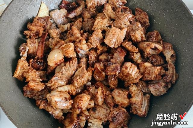 炖牛肉时，只需加入一勺特殊食材，牛肉软烂鲜香没腥味，百试百灵