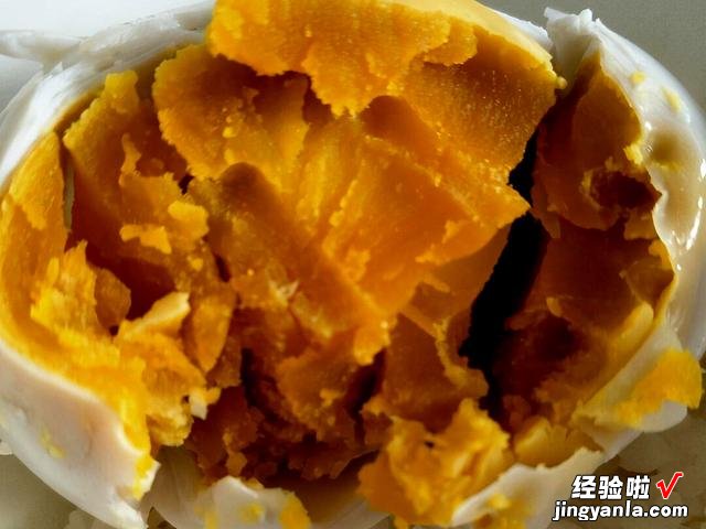 腌咸蛋的传统做法，不用盐水不裹泥，28天就能吃，个个流油起沙