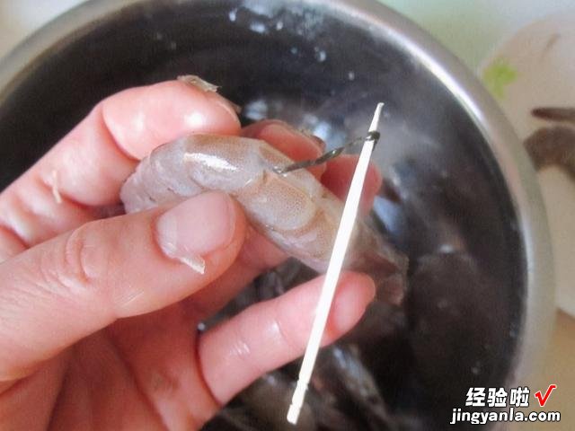 有些人吃虾不去虾头，虾头到底能吃吗？为了家人健康，不妨看一看