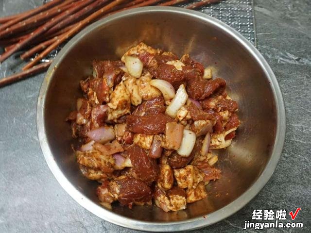 家庭版羊肉串的做法，有烤箱就行，鲜香味美不油腻，孩子特别爱吃