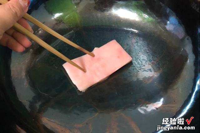 厨师长分享开锅的过程,只需一块猪皮,轻松搞定,再也不怕粘锅了