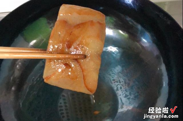 厨师长分享开锅的过程,只需一块猪皮,轻松搞定,再也不怕粘锅了