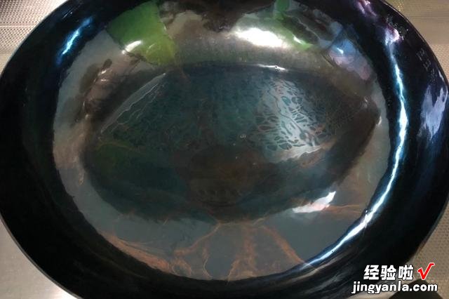 厨师长分享开锅的过程,只需一块猪皮,轻松搞定,再也不怕粘锅了
