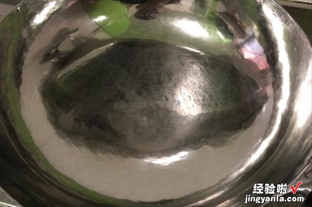 厨师长分享开锅的过程,只需一块猪皮,轻松搞定,再也不怕粘锅了