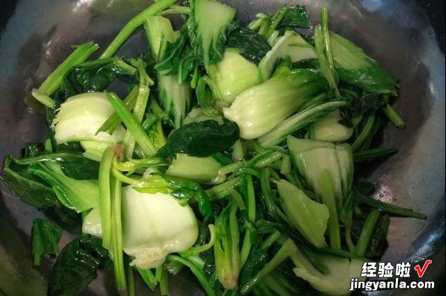 厨师长分享开锅的过程,只需一块猪皮,轻松搞定,再也不怕粘锅了