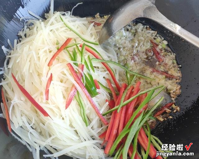 炒土豆丝最忌直接炒，多加一个步骤，好吃不粘锅，味道可媲美饭店