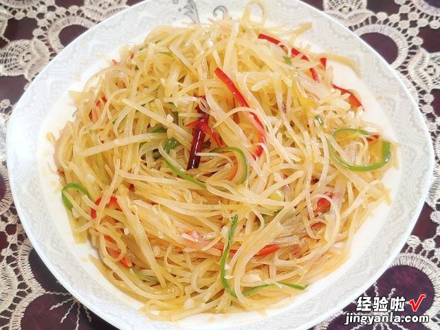 炒土豆丝最忌直接炒，多加一个步骤，好吃不粘锅，味道可媲美饭店