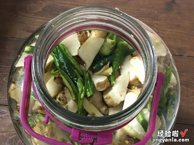 农村有一种野菜叫“鬼子姜”，腌起来真好吃，微辣不甜，开胃下饭