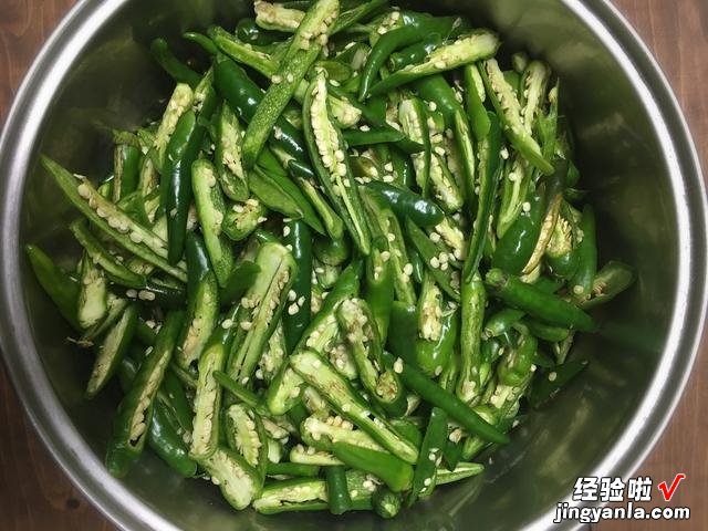 农村有一种野菜叫“鬼子姜”，腌起来真好吃，微辣不甜，开胃下饭