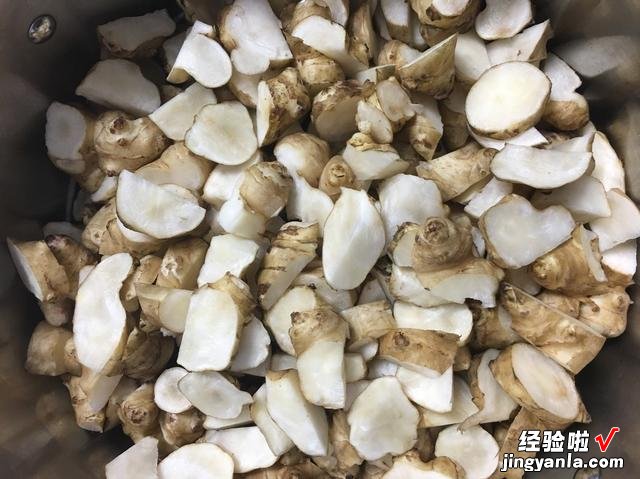 农村有一种野菜叫“鬼子姜”，腌起来真好吃，微辣不甜，开胃下饭