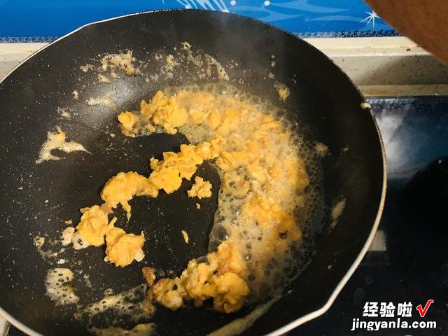 饭店厨师真有才，4个鸡蛋1个鸭蛋，竟被做出了新花样，供不应求