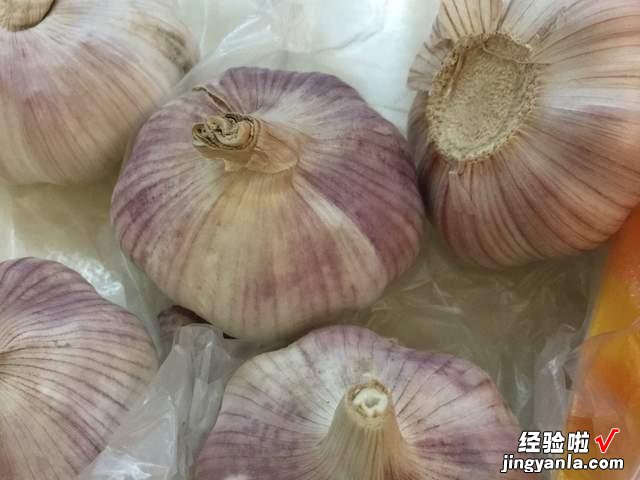 快速腌腊八蒜的新做法,新手一看就会,蒜瓣湛青翠绿,香辣又开胃