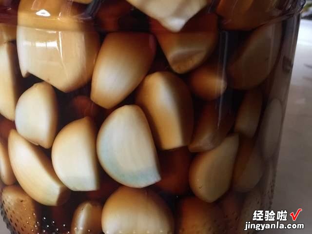 快速腌腊八蒜的新做法,新手一看就会,蒜瓣湛青翠绿,香辣又开胃