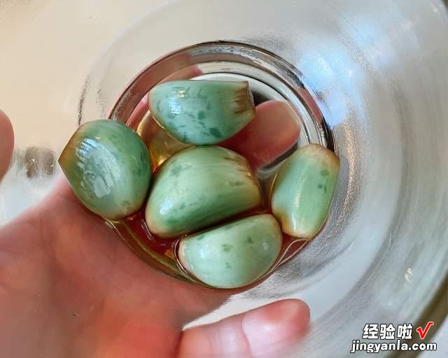 快速腌腊八蒜的新做法,新手一看就会,蒜瓣湛青翠绿,香辣又开胃