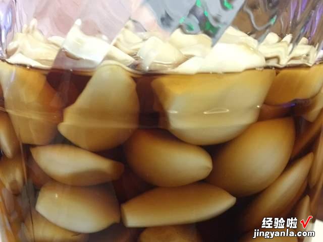 快速腌腊八蒜的新做法,新手一看就会,蒜瓣湛青翠绿,香辣又开胃