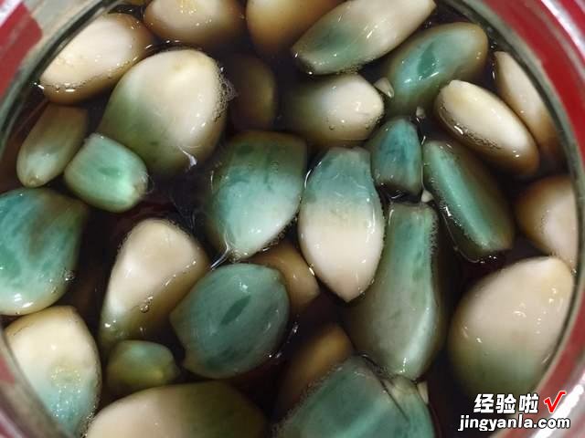 快速腌腊八蒜的新做法,新手一看就会,蒜瓣湛青翠绿,香辣又开胃