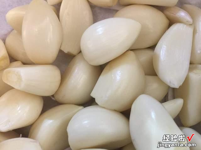 快速腌腊八蒜的新做法,新手一看就会,蒜瓣湛青翠绿,香辣又开胃