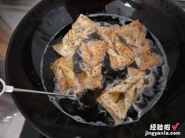 河南炸麻叶的传统做法，不用加一滴水，酥脆可口，孩子们越嚼越香